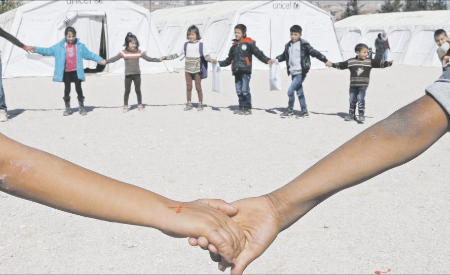 Flüchtlingskinder im Zeltlager in der Bekaa-Ebene des Libanon: Dank Hilfsorganisationen wie Unicef, Ora oder Beyond Association können syrische Mädchen und Jungen auch Gemeinschaft erleben und Unterricht erhalten. ©REUTERS/Mohamed Azakir Flüchtlingskinder im Zeltlager in der Bekaa-Ebene des Libanon: Dank Hilfsorganisationen wie Unicef, Ora oder Beyond Association können syrische Mädchen und Jungen auch Gemeinschaft erleben und Unterricht erhalten. ©REUTERS/Mohamed Azakir