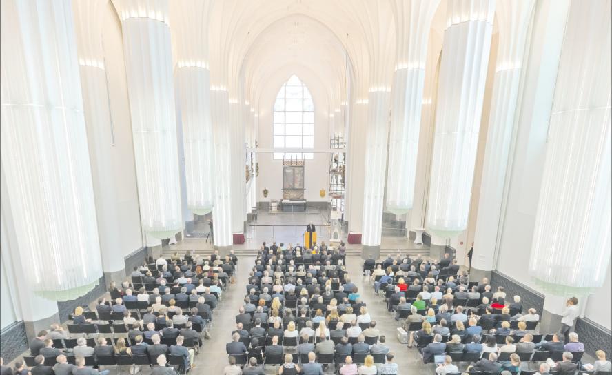 Viel Licht und viel Raum: Blick von der Orgelempore in die neue Aula/Universitätskirche Leipzig. Zum feierlichen Bauabschluss hatte das Finanzministerium als Bauherr etwa 300 Gäste vor allem aus CDU-Kreisen eingeladen. Foto: Swen Reichhold 