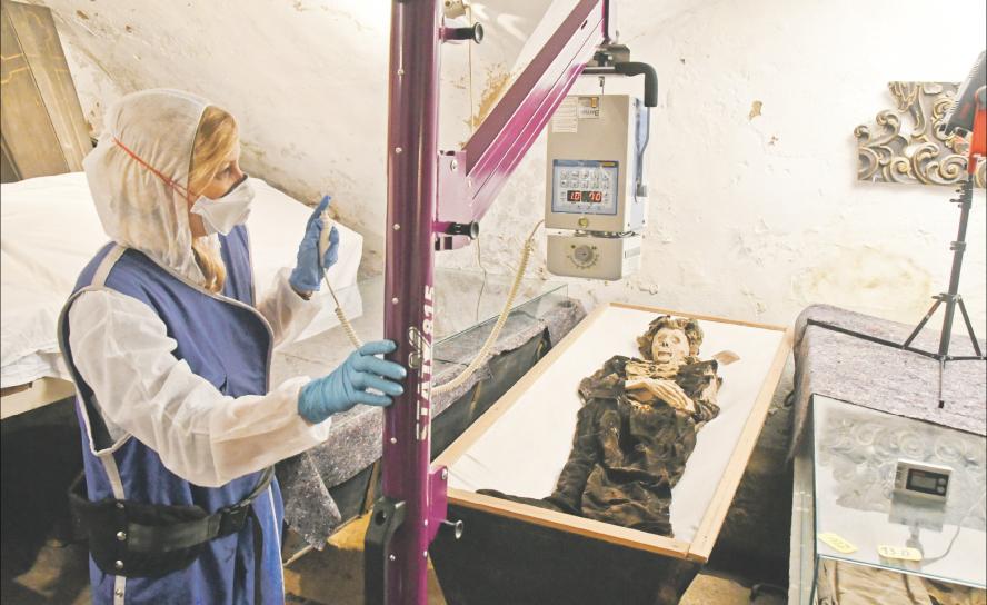 Die Gruft wird zum Labor: Die Archäologin und Anthropologin Amelie Alterauge untersucht mit einem mobilen Röntgengerät die Mumien in der Gruft der Riesaer Klosterkirche genauer. Foto: Steffen Giersch Die Gruft wird zum Labor: Die Archäologin und Anthropologin Amelie Alterauge untersucht mit einem mobilen Röntgengerät die Mumien in der Gruft der Riesaer Klosterkirche genauer. Foto: Steffen Giersch