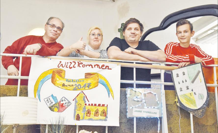 Geschmückt für den 30. Geburtstag (v. l.): Bernd, Diana, Heiko und Jakob haben im »Teekeller Quelle« in der Leipziger Michaeliskirche am Nordplatz die Empore gestaltet. Die von Bernd Hoffmann installierte »30« leuchtet. Foto: Armin Kühne 