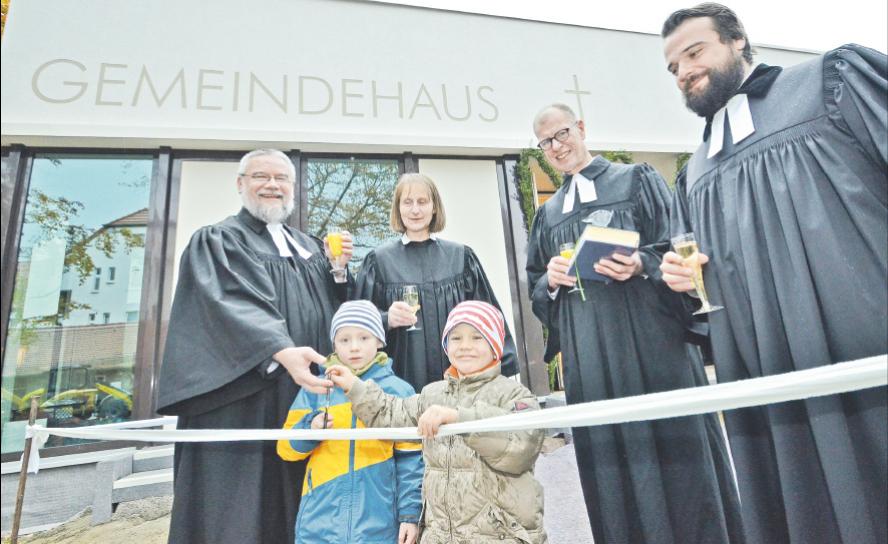 Mit der Kraft der Jugend (v. l.): Unterstützt von Arne und Valentin vollziehen Pfarrer Karl Albani, Vize-Superintendentin Dorothea Arndt, Oberlandeskirchenrat Dietrich Bauer und Vikar Sebastian Schirmer die symbolische Eröffnung des neuen Gemeindehauses. Foto: Roger Dietze Mit der Kraft der Jugend (v. l.): Unterstützt von Arne und Valentin vollziehen Pfarrer Karl Albani, Vize-Superintendentin Dorothea Arndt, Oberlandeskirchenrat Dietrich Bauer und Vikar Sebastian Schirmer die symbolische Eröffnung des neuen Gemeindehauses. Foto: Roger Dietze