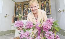 Die ehrenamtliche Kirchnerin Ute Müller kümmert sich nicht nur um den Blumenschmuck in der Kirche Göhren, sondern öffnet das Gebäude auch für Interessierte und etwa vier Mal im Jahr für einen Gottesdienst. Foto: Wiegand Sturm