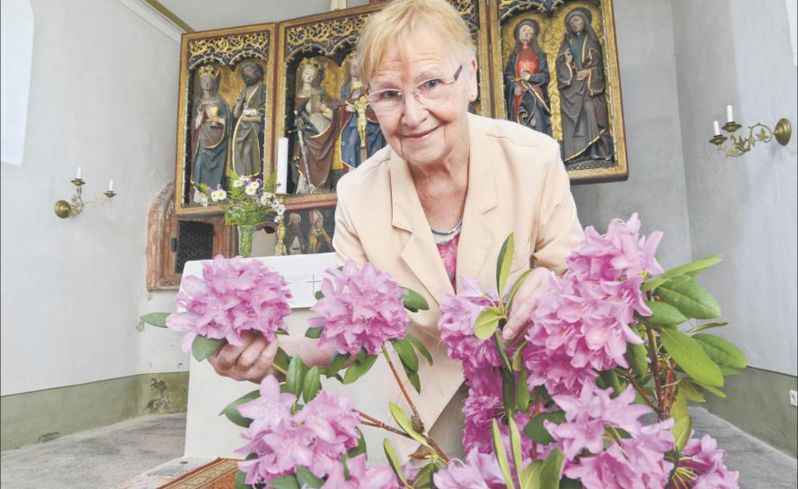 Die ehrenamtliche Kirchnerin Ute Müller kümmert sich nicht nur um den Blumenschmuck in der Kirche Göhren, sondern öffnet das Gebäude auch für Interessierte und etwa vier Mal im Jahr für einen Gottesdienst. Foto: Wiegand Sturm Die ehrenamtliche Kirchnerin Ute Müller kümmert sich nicht nur um den Blumenschmuck in der Kirche Göhren, sondern öffnet das Gebäude auch für Interessierte und etwa vier Mal im Jahr für einen Gottesdienst. Foto: Wiegand Sturm