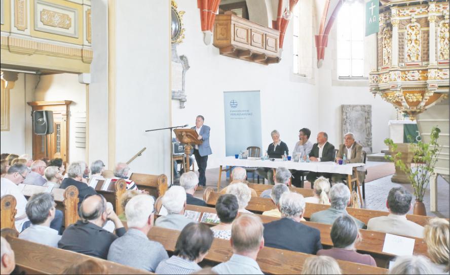 Mit List gegen die DDR-Umweltverschmutzung: Walter Christian Steinbach stellte in der Röthaer Kirche sein Buch »Eine Mark für Espenhain« vor. Foto: Jens-Paul Taubert