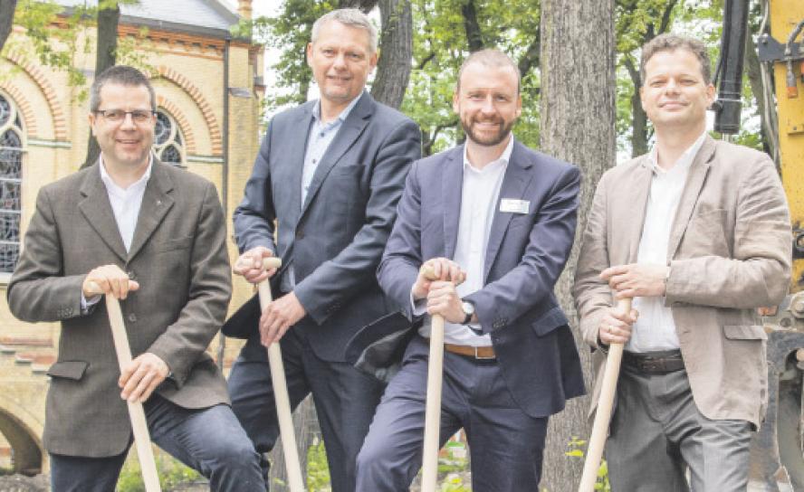 Spatenstich für den Campus Lorenzo (v.l.): Thomas Hajek, Pfarrer der katholischen Kirchgemeinde St. Laurentius Leipzig-Reudnitz, Steffen Kretzschmar, Geschäftsführer des kirchlichen Wohnungsunternehmens basis d, Lars Menzel, Leiter des Bildungsinstituts Mitteldeutschland der Johanniter-Akademie, Tobias Strieder, Geschäftsführer des Caritasverbandes Leipzig. Foto: PR/Frank Schütze