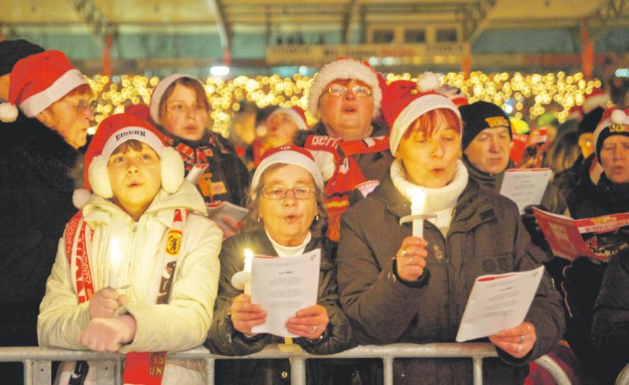 Das traditionelle Weihnachtsliedersingen des 1. FC Union Berlin lockt jedes Jahr über 20 000 Menschen ins Stadion. Foto: epd-bild / Rolf Zöllner Das traditionelle Weihnachtsliedersingen des 1. FC Union Berlin lockt jedes Jahr über 20 000 Menschen ins Stadion. Foto: epd-bild / Rolf Zöllner