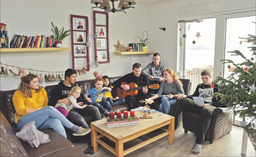 Weihnachtsliedersingen im offenen Vollzug im Seehaus Leipzig: Familie Steinert feiert Weihnachten gemeinsam mit inhaftierten Jugendlichen in den neuen Räumen am See in Neukieritzsch. Foto: Wolfgang Zeyen