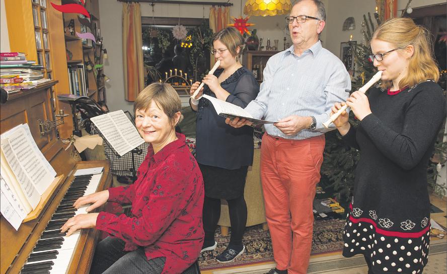 Bei Körners musizieren alle Familienmitglieder. Sie unterstützen die Mutter Anne Körner (vorn), die als Kantorin in Schmannewitz und Dahlen zahlreiche Weihnachtskonzerte und Gottesdienste organisiert. Foto: Thomas Barth 