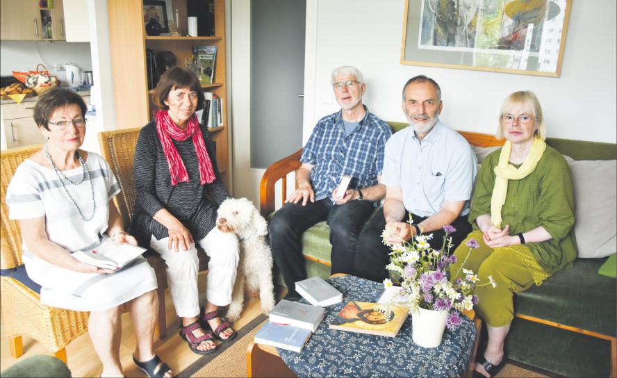 Die Pioniere des Leipziger Wohnschrittmacher-Projektes: Edith Heidenreich, Maren-Magdalena Sorger, da Vinci, Konrad Harmansa, Werner und Maria Schneider (von links) nach dem gemeinsamen Morgengebet. Foto: D. Wanzek Wohngemeinschaft, Senioren, Leipzig, Plattenbau, Ökumene