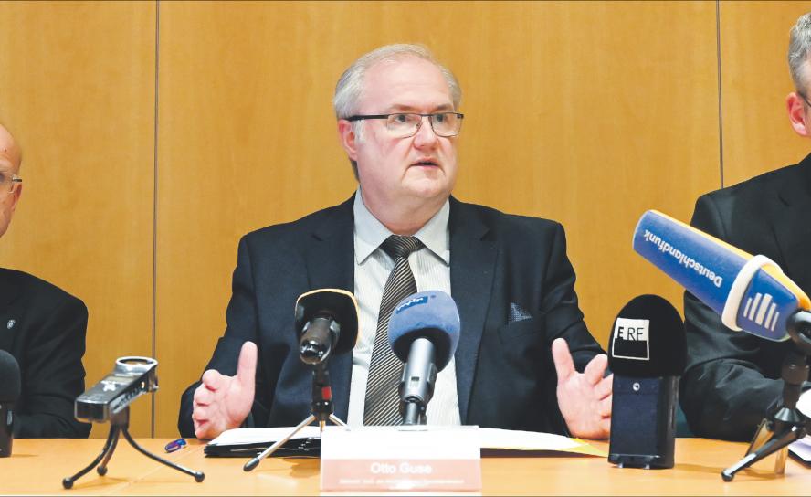 Das Bedauern ist »maßlos« (v. l.): Oberlandeskirchenrat Thilo Daniel, Synodalpräsident Otto Guse und Kirchenamtspräsident Hans-Peter Vollbach verkünden, dass Landesbischof Rentzing zurücktritt. Foto: Giersch Pressekonferenz, Landeskirchenamt, Otto Guse, Thilo Daniel, Hans-Peter Vollbach