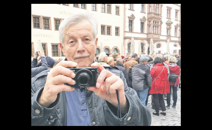 Armine Kühne beim Fotografieren auf dem Nikolaikirchhof zum Herbst 89-Jubiläum im Oktober.