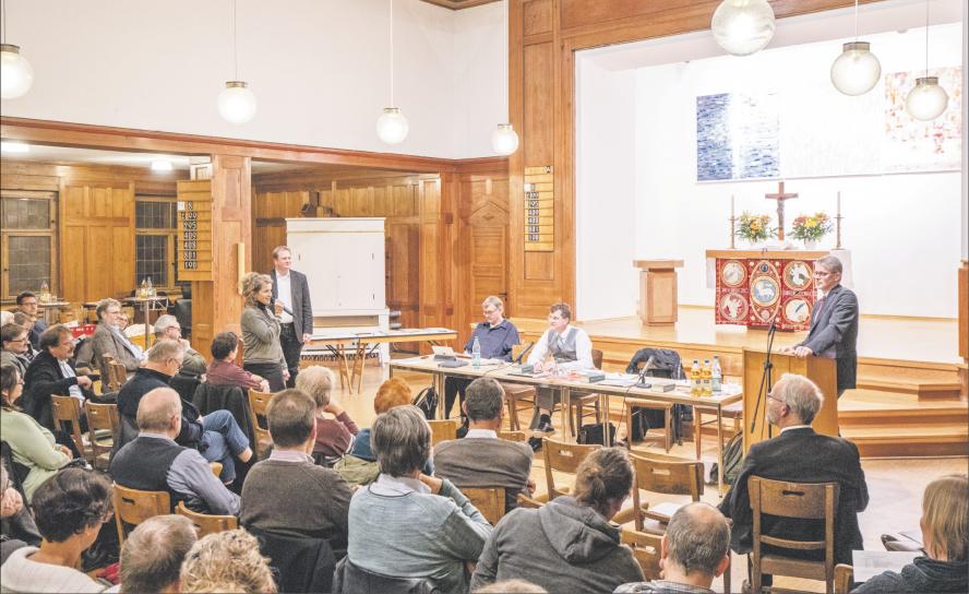 Der Dresdner Frauenkirchenpfarrer Sebastian Feydt wurde im Gemeindesaal der Bethlehemgemeinde von der Leipziger Bezirkssynode zum neuen Superintendenten gewählt. Zuvor wurden Fragen gestellt. Foto: Jan Adler Bezirkssynode, Leipzig, Sebastian Feydt, Wahl, Superintendent