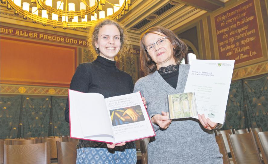 Ausgezeichnete Forschung: Preisträgerin Anja Höfer (l.) und Geschichtslehrerin Herma Lautenschläger zeigen Urkunde, Podcast-CD und Facharbeit im historischen Betsaal des Gymnasiums St. Augustin Grimma. Foto: Thomas Barth Grimma, St. Augustin, Heimatforschung, Anja Höfer, Herma Lautenschläger