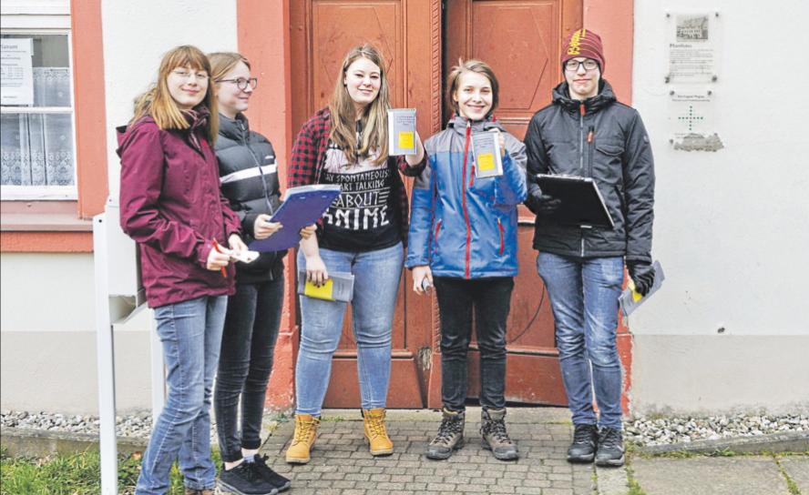 Geteilte Reaktionen: Die Konfirmanden der Kirchgemeinden Pegau und Groitzsch sammelten Spenden für ihr Stolpersteinprojekt und machten dabei an den Haustüren unterschiedliche Erfahrungen. Foto: privat Konfirmanden, Pegau, Projekt, Spendensammlung