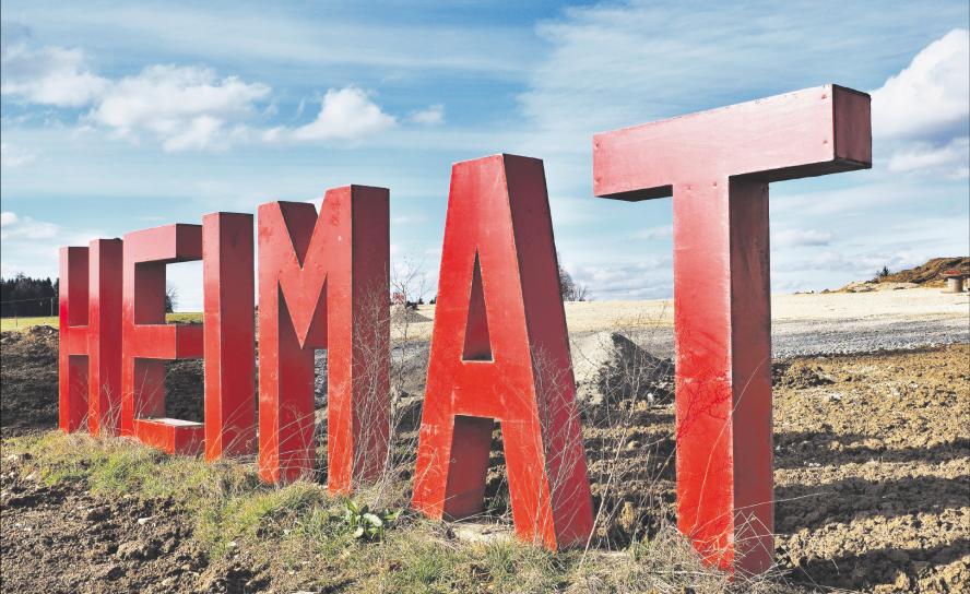 Heimat wird vielerorts groß geschrieben, wie diese zwei Meter hohe Buchstaben-Skulptur in Baden-Württemberg zeigen will. Foto: Kreuzschnabel/Wikimedia Commons, Licence: Cc-by-sa-3.0 Heimat