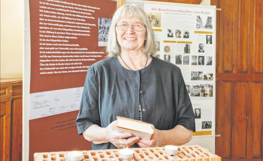 Elisabeth Guhr vor einer ihrer Ausstellungstafeln in der Michaeliskirche Leipzig. Sie erinnert an jüdische Nachbarn im Stadtteil Gohlis. Der Titel »Ich hatte einst ein schönes Vaterland« ist ein Zitat aus einem Gedicht Heinrich Heines. Foto: Uwe Winkler Elisabeth Guhr, Juden, Ausstellung, Holocaust, Erinnerung