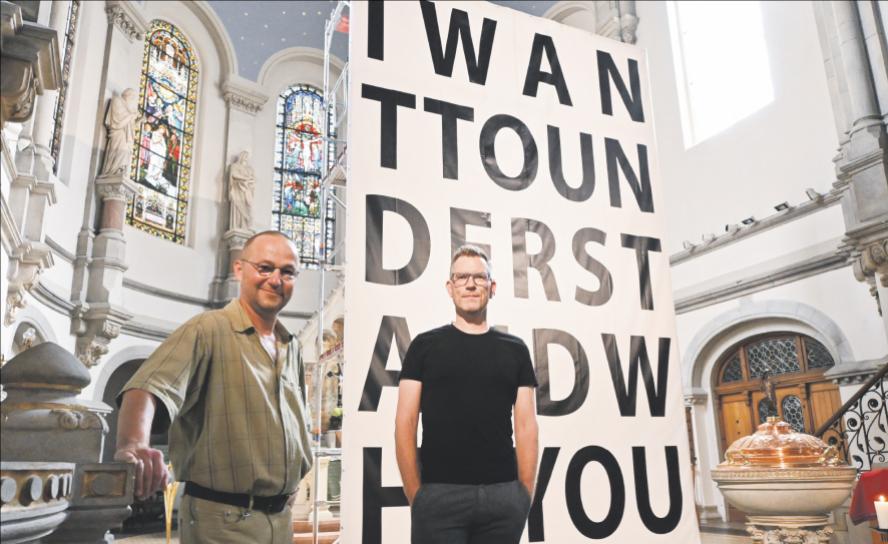 Kunst in der Kirche: Gemeindepfarrer Eckehard Möller (l.) und der Künstler Daniel Rode vor der Installation in der Martin-Luther-Kirche in der Dresdner Neustadt. Bis Monatsende verhüllt das große Banner den Altar. Foto: Steffen Giersch Kunst, Installation, Daniel Rode, Eckehard Möller, Kirche, Dresden