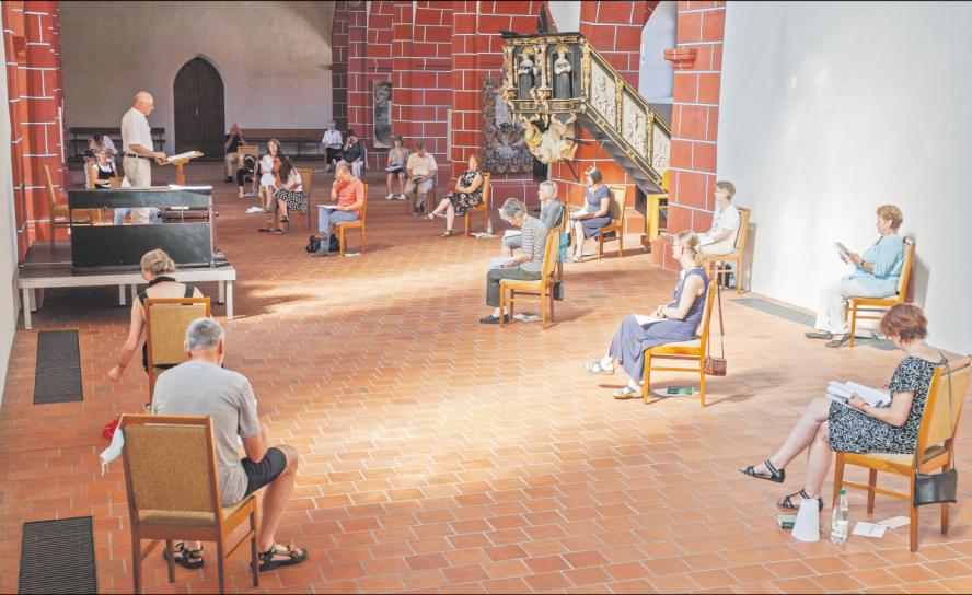 Singen mit Abstand: Teilnehmer der Meißner Chorwoche bei einer Probe in der St. Afra-Kirche mit Chorleiter Christfried Brödel. Foto: Christof Oberreuter Chor, Probe, Meißen, Chorwoche, Singen, Kirche, Abstand, Corona