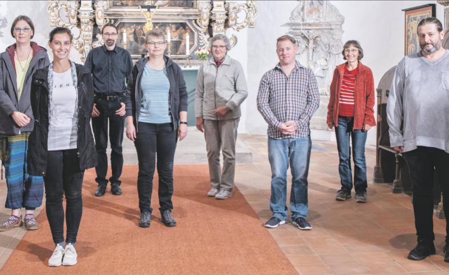 Stellen sich zur Wahl: Sieben von neun Kandidaten für die Kirchenvorstandswahl in der Kirchgemeinde Pegau bei der Kandidatenvorstellung in der Pegauer Laurentiuskirche (mit Pfarrer Reiprich, 3. v. l.). Foto: Uwe Winkler Pegau, Kirchenvorstand, Wahl, Kandidaten