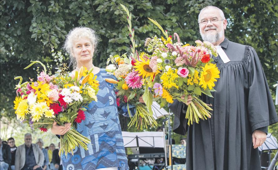 Abschied von Karl Albani in Knauthain mit Ehefrau Sabine, der ebenfalls gedankt wurde. Über 400 Menschen kamen zum Gottesdienst in den Pfarrgarten. Superintendent Sebastian Feydt würdigte den Pfarrer. Foto: Uwe Winkler Verabschiedung, Karl Albani, Leipzig, Pfarrer