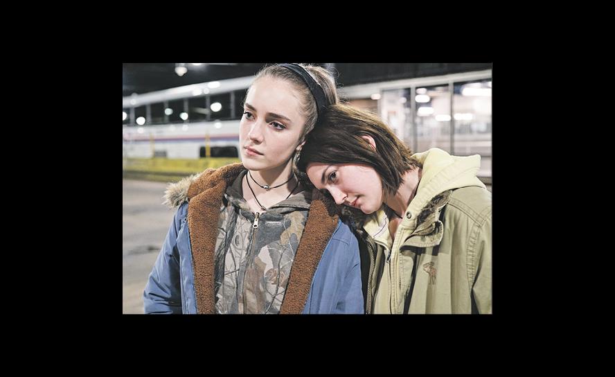 In Bedrängnis: Autumn (Sidney Flangian, l.) mit Cousine (T. Ryder).