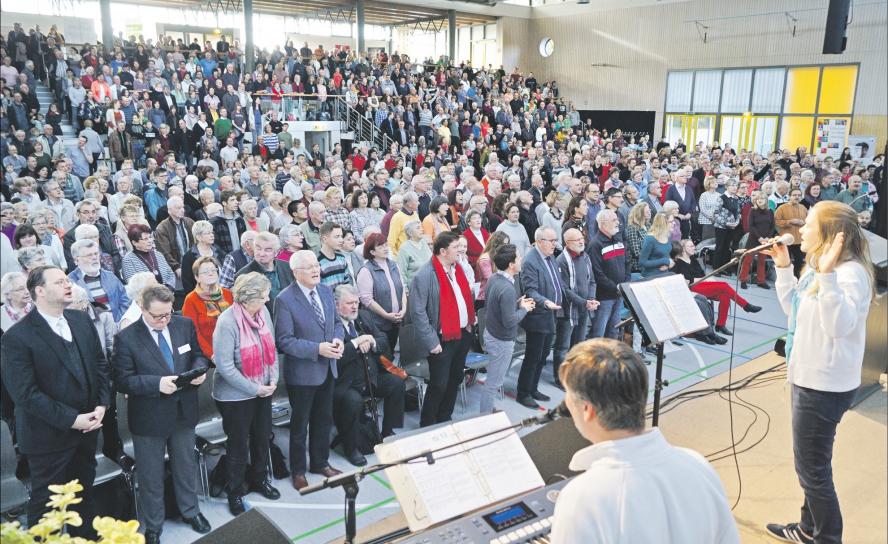 Tausende Besucher, die zusammen singen und beten – das wird es 2020 unter Corona-Bedingungen nicht geben aus diesem Grund findet der Gemeindebibeltag nicht in der Stadthalle Glauchau, sondern online statt. Foto: A. Wohland