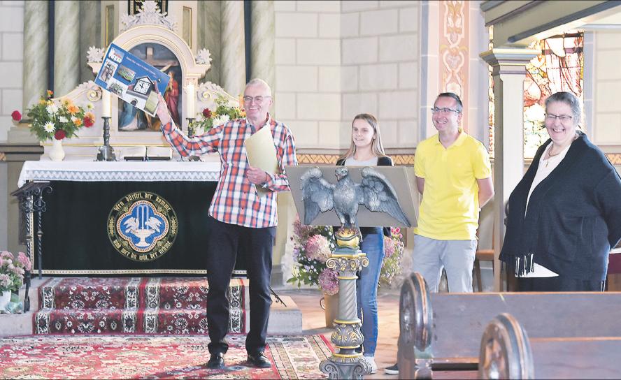 Besucher aus der Tellschützer Kirchgemeinde dankten in einem Gottesdienst der Kirche Röderau für die Kirchturmuhr, die nun im neu aufgebauten Gotteshaus in Tellschütz ihren neuen Platz hat. Foto: Kirchgemeinde