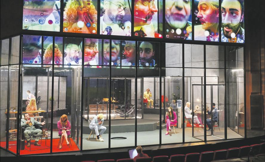 Hinter Glas, aber multimedial: Im Schauspielhaus Leipzig wird »Der Besuch der alten Dame« von Friedrich Dürrenmatt ästethisch sehr wirkungsvoll und medial auf der Höhe der Zeit aufgeführt. Foto: Rolf Arnold/Schauspiel Leipzig: Theater, Leipzig, Schauspielhaus, Dürrenmatt