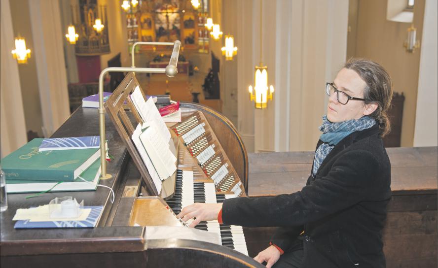 Kantor Matthias Dorschel an der Orgel der St. Aegidienkirche Oschatz: In diesem Jahr musste bis zuletzt ständig improvisiert werden. Gemeinsam mit seiner Frau hat er neue Verkündigungsformate angeschoben. Foto: Thomas Barth