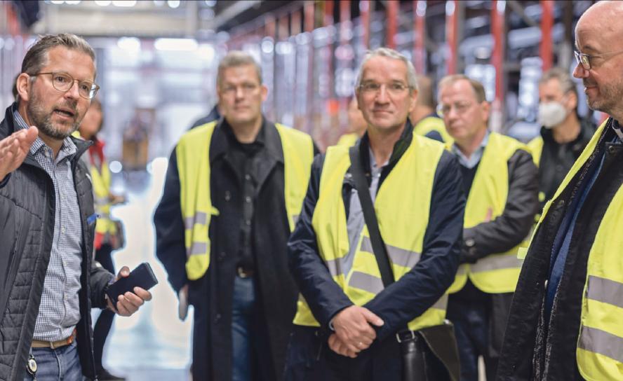 Landesbischof Tobias Bilz (r.) beim Betriebsbesuch des Edeka-Logistikzentrums Berbersdorf mit Stephan Kleyer (l.), Betriebsleiter Berbersdorf, und einer Kirchendelegation.