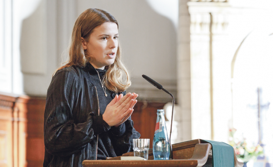 Luisa Neubauer war am Sonntag in der Leipziger Michaeliskirche zu Gast in der Reihe »Kanzelrede«. Die Reihe gestalten prominente Redner und Rednerinnen aus Gesellschaft und Kirche. © Uwe Winkler