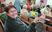 Beim ersten sächsischen Lektorentag in der Kirche St. Afra in Meißen brachten die Teilnehmer Postkarten aus ihrer Heimat mit, um Rückmeldungen zum Tag zu geben. © Steffen Giersch