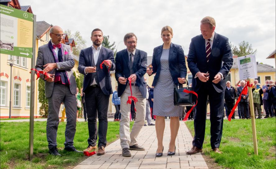 Sie eröffnen den »Pfad der Nächstenliebe« in Moritzburg (v. l.): Vorsteher Thomas Knittel, Minister Martin Dulig (SPD), Bürgermeister Jörg Hänisch (parteilos), Diakonie-Vorstand Viola Vogel, Pfarrer Christoph Herbst. © Diakonenhaus Moritzburg