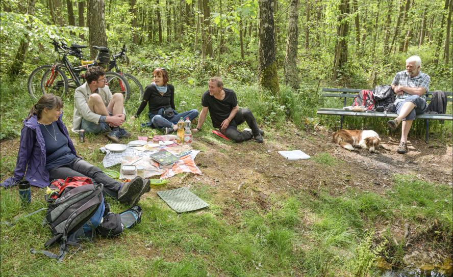 Pfarrer Henning Olschowsky (2. v. r.) hat zum Gottesdienst und zur Begegnung in den Wermsdorfer Wald eingeladen. Auch ein Picknick gehörte zum Programm. © privat