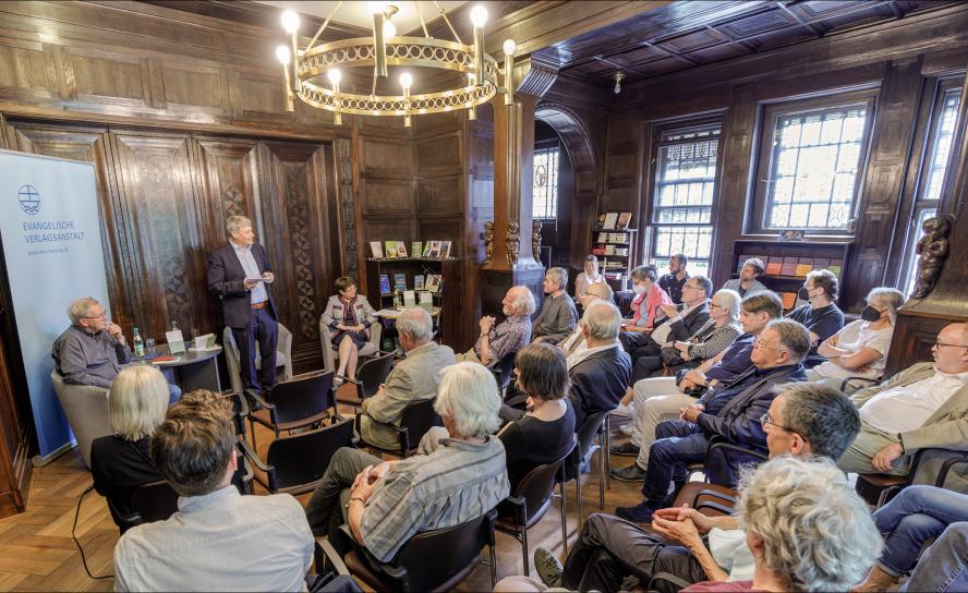 Salongespräch mit Altbischof am 8. Juni im Evangelischen Medienhaus Leipzig: Jochen Bohl (l.), Akademiedirektor Stephan Bickhardt (stehend) und Verlagsleiterin Dr. Annette Weidhas diskutieren über die Zukunft der Kirche. © U. Winkler Salongespräch mit Altbischof am 8. Juni im Evangelischen Medienhaus Leipzig: Jochen Bohl (l.), Akademiedirektor Stephan Bickhardt (stehend) und Verlagsleiterin Dr. Annette Weidhas diskutieren über die Zukunft der Kirche. © U. Winkler