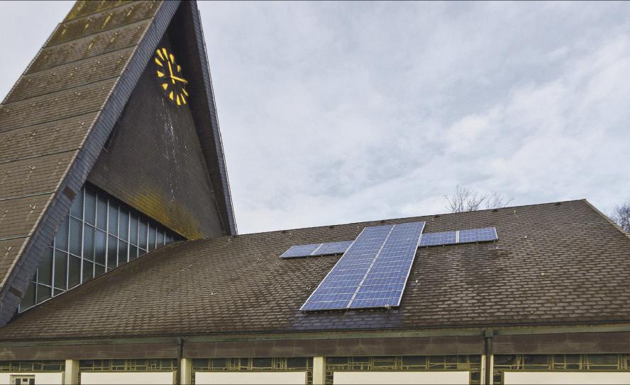 Kirche mit Solaranlage in Kreuzform