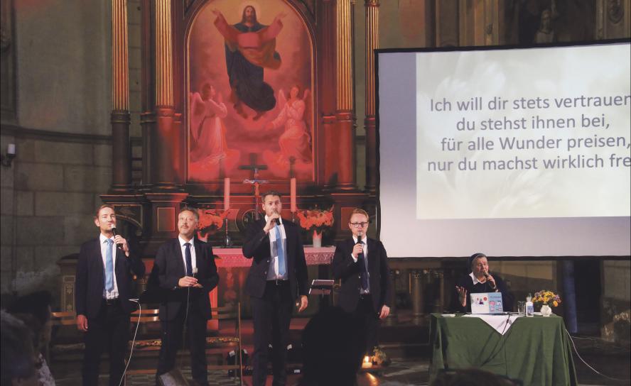 Ordensschwester Teresa Zukic war mit der A-capella-Gruppe »Stimmen der Berge« in der Dorfkirche Cunewalde zu Gast. © Carmen Schumann