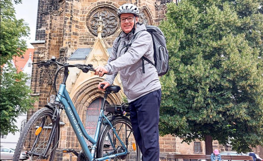 Mann mit Rad: Domkantor Thorsten Göbel vor dem Dom zu Meißen auf dem Weg zur zweiten Station der Orgel-Tour in der Kirche Brockwitz. Foto: Kathrin König