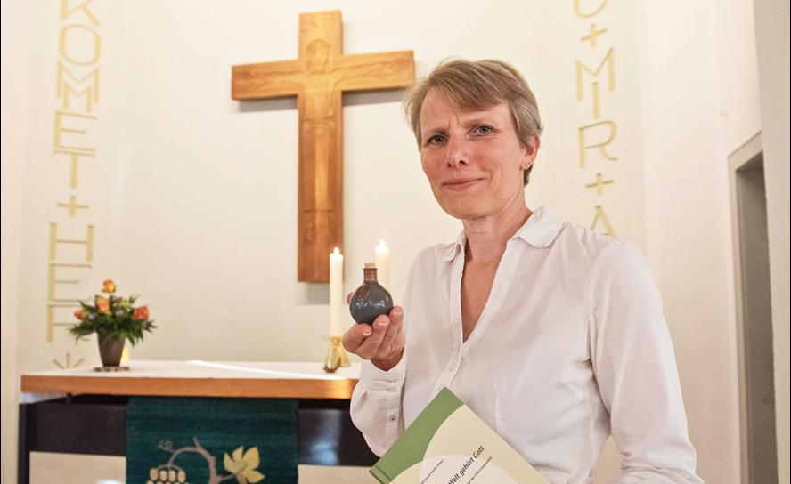 Betet für die Gesundheit von Menschen: Pfarrerin Claudia Knepper aus Dresden. Bei den Andachten in Zschachwitz bietet sie auch Segnungen mit Duftöl an. Foto: Dietrich Flechtner