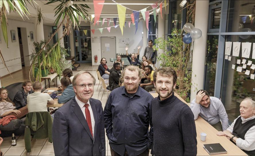 Geburtstagsfeier im Evangelischen Studienhaus in Leipzig-Stötteritz. Mit dabei (vorn v. l.): Vereinsvorsitzender Prof. Dr. Peter Zimmerling, Studieninspektor Benedikt Spatz und Senior-Haussprecher Benjamin Schneeweiß. Foto: Uwe Winkler