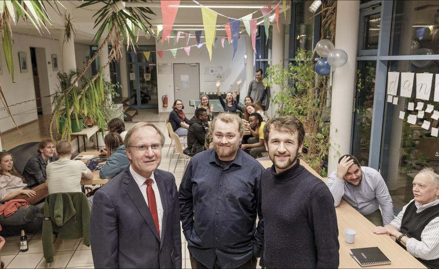 Geburtstagsfeier im Evangelischen Studienhaus in Leipzig-Stötteritz. Mit dabei (vorn v. l.): Vereinsvorsitzender Prof. Dr. Peter Zimmerling, Studieninspektor Benedikt Spatz und Senior-Haussprecher Benjamin Schneeweiß. Foto: Uwe Winkler