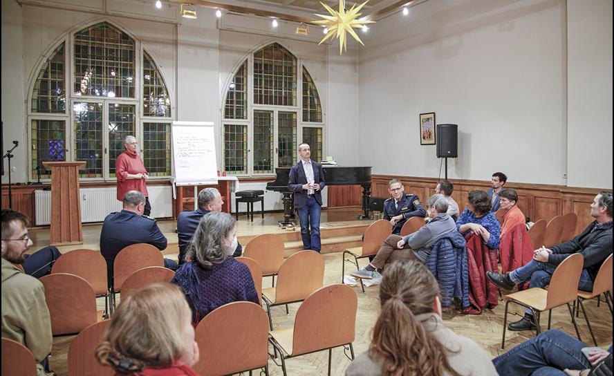 Gemeindesaal #%der Thomaskirchgemeinde mit Polizeiseelsorgerin Pfarrerin #%Dr. Barbara Zeitler und Matthias Jacob, Supervisor und Coach, #%im Gespräch #%mit Bediensteten #%der Polizeidirektion Leipzig. Foto: Uwe Winkler