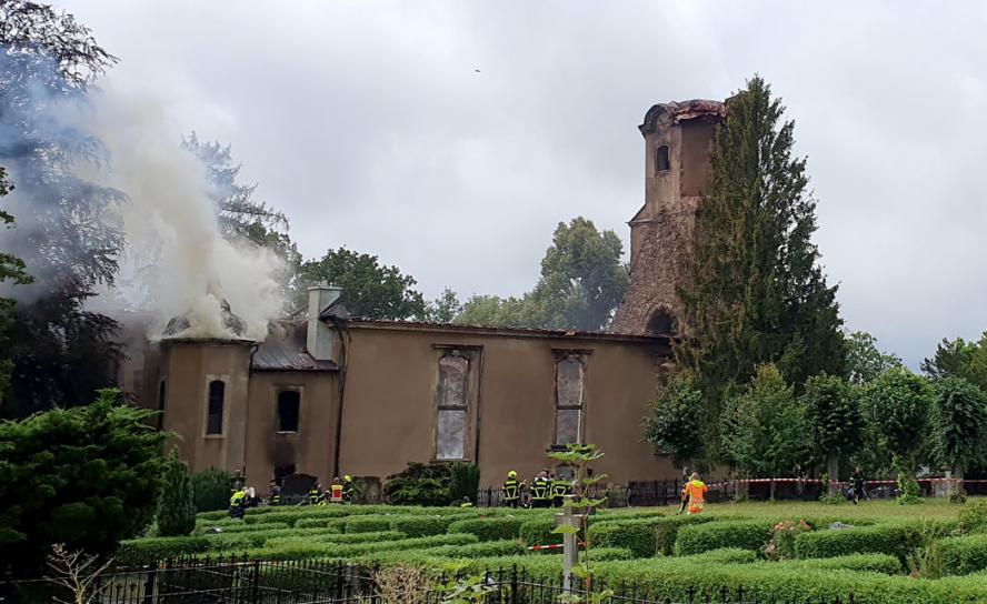 Bereits kurz nach dem Brand entschloss sich die Gemeinde, die Kirche in Großröhrsdorf wieder aufbauen zu wollen. © Markus Mütze Bereits kurz nach dem Brand entschloss sich die Gemeinde, die Kirche in Großröhrsdorf wieder aufbauen zu wollen. © Markus Mütze