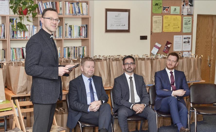 Austausch in der »Kirche im Laden« Falkenstein mit (v. l.) Pfarrer Jörg Grundmann, Bürgermeister Marco Siegemund (CDU), Landtagsabgeordneten Sören Voigt (CDU) und Ministerpräsident Michael Kretschmer (CDU). © Joachim Thoß