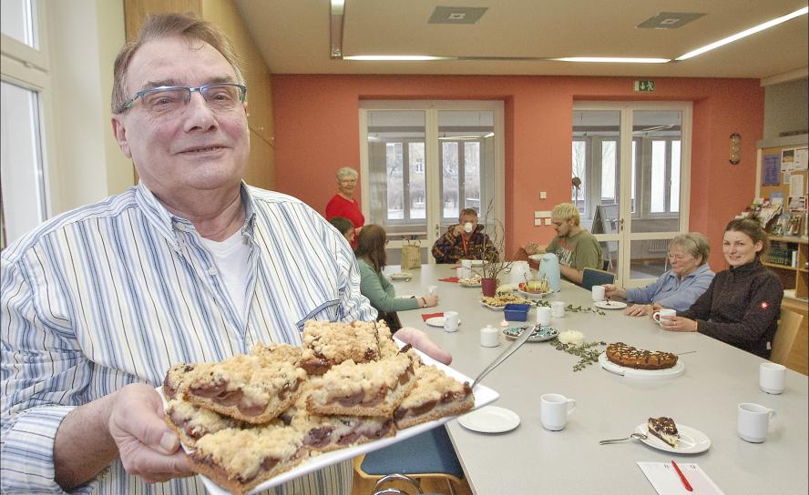 Etwas für die Gesellschaft tun: Ehrenamtler Josef Neumann leistet seinen Beitrag dazu, dass sich in Grimma noch bis Ende des Monats das »Tischlein« für bedürftige Menschen deckt.Foto: Roger Dietze