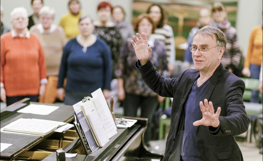 Kantor Budig probt mit der Michaeliskirchen- Kantorei für den nächsten Auftritt am 5. März. Um 10 Uhr ist Gottesdienst mit Kanzelrede vom Landesbischof. Am 26. März um 17 Uhr gibt es die Lukaspassion von Mauersberger. Foto: Uwe Winkler