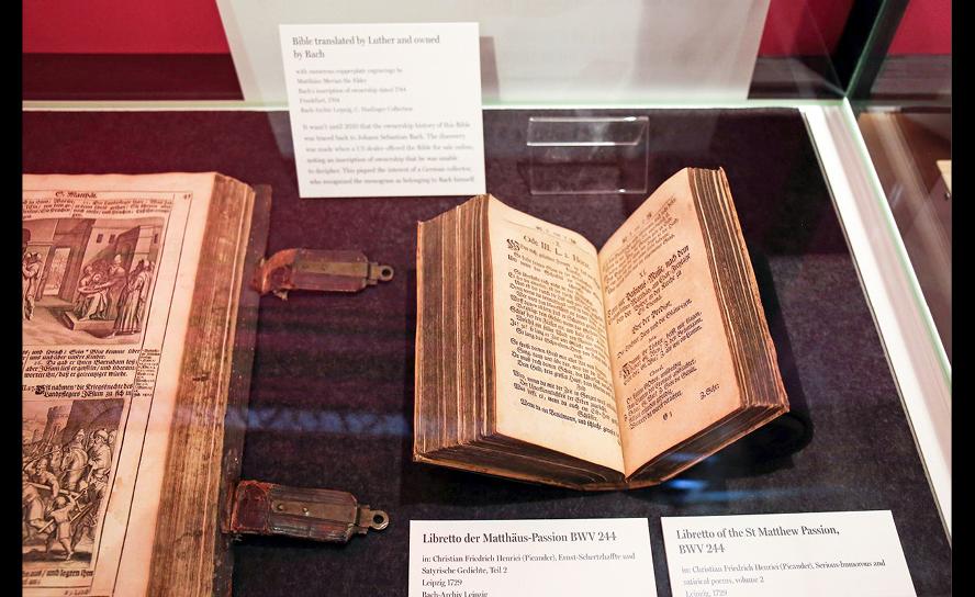 Bach hautnah: Die illustrierte Lutherbibel Johann Sebastian Bachs (l.) und dessen Libretto zur Matthäus-Passion in der neuen Ausstellung des Bach-Museums Leipzig.