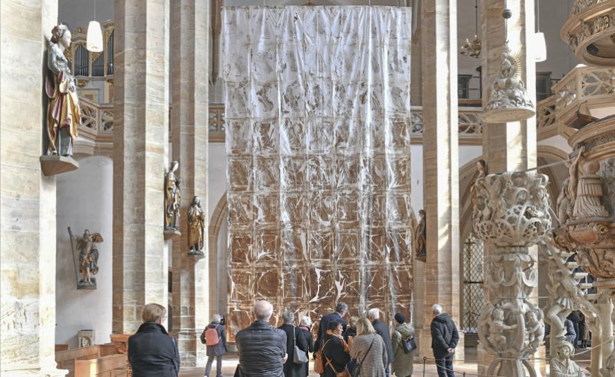 Das textile Kunstwerk von Michael Morgner hängt mit einem Abstand von rund acht Metern vor dem Altar des Freiberger Doms. Eine Besichtigung des Altars von hinten bot neue Perspektiven. © Eckardt Mildner 