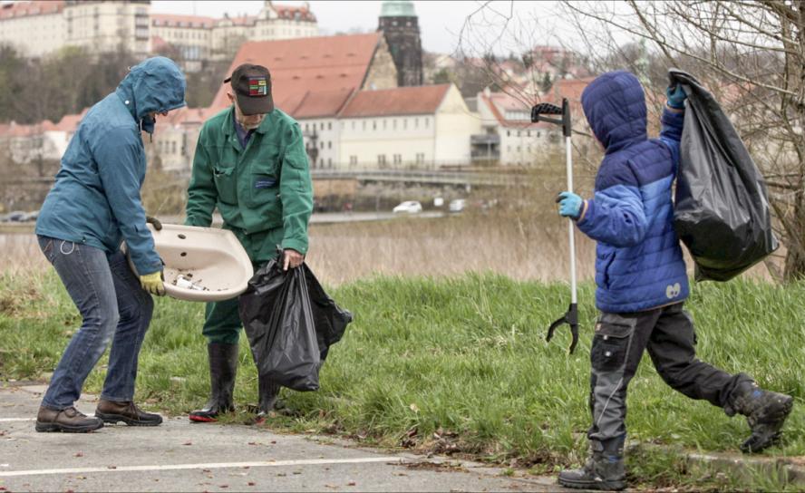 Ulrike Lahl mit Sohn aus Graupa und Burkhard Huth aus Pirna gehörten zu den Helfern der Kirchgemeinde, die in Pirna-Copitz Müll beseitigten. Foto: D. Förster Ulrike Lahl mit Sohn aus Graupa und Burkhard Huth aus Pirna gehörten zu den Helfern der Kirchgemeinde, die in Pirna-Copitz Müll beseitigten.