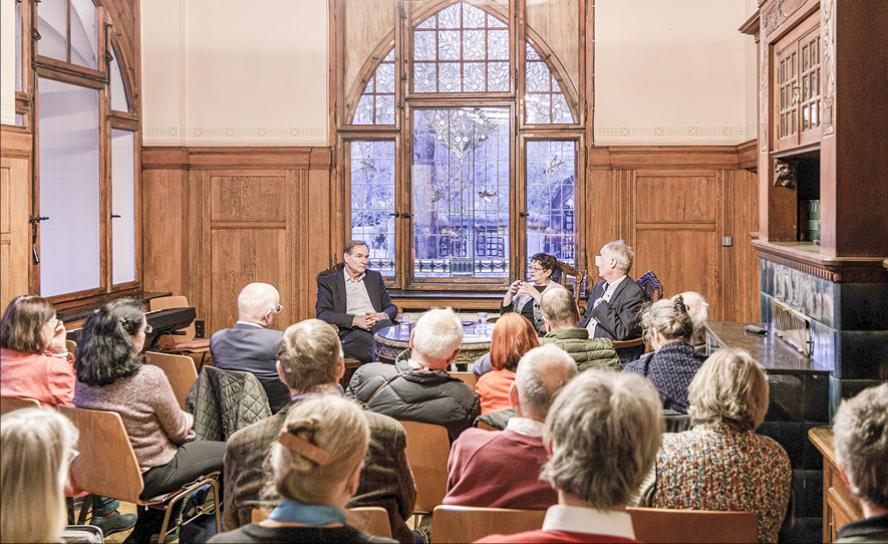 Viele Interessierte kamen zum Evangelischen Salon mit Burkhard Jung (l.) am vergangenen Mittwoch ins Thomashaus. Vorne rechts: Dr. Annette Weidhas und Stephan Bickhardt.
